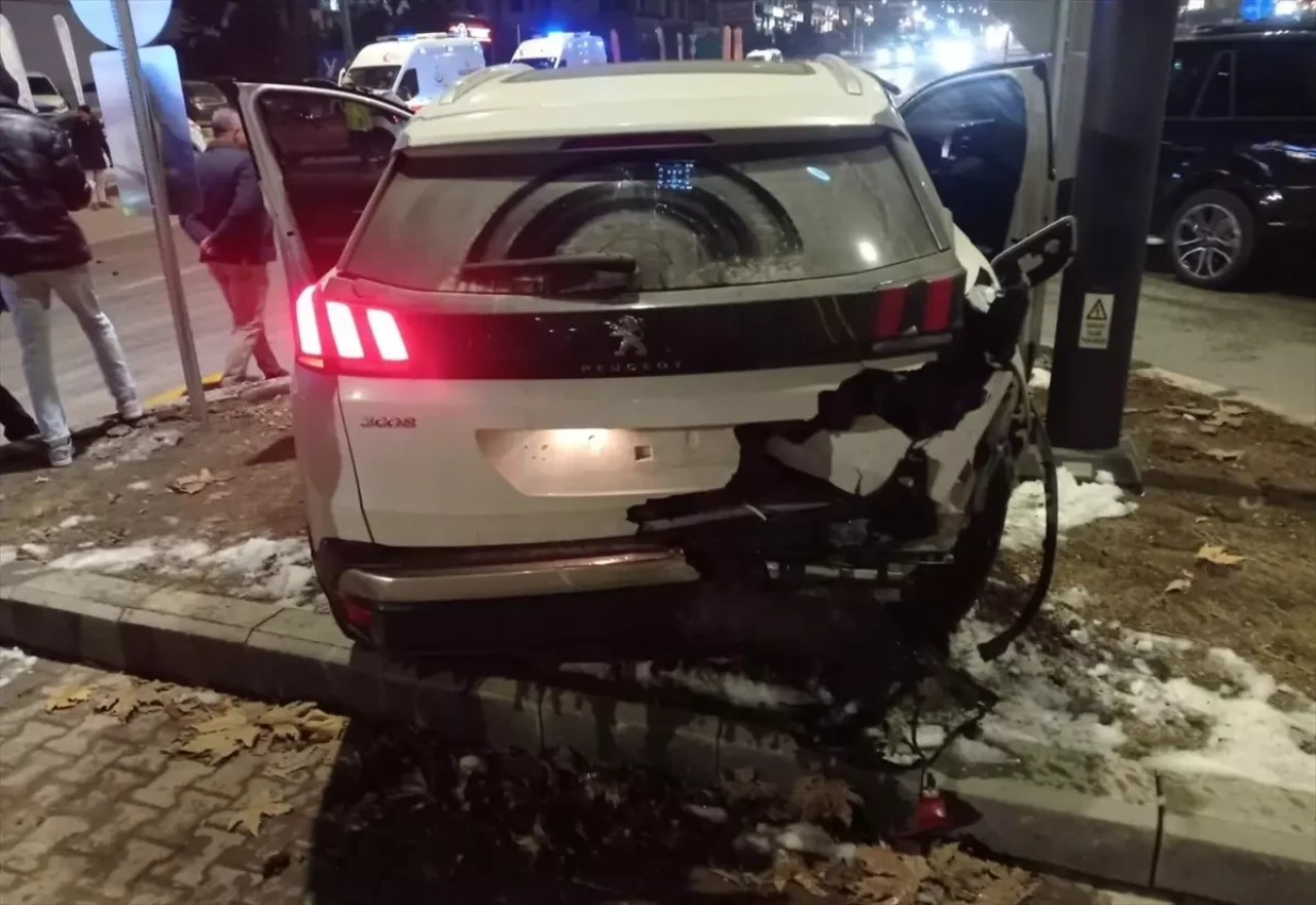 Malatya'da Meydana Gelen İki Trafik Kazasında 5 Kişi Yaralandı, Tedavileri Devam Ediyor