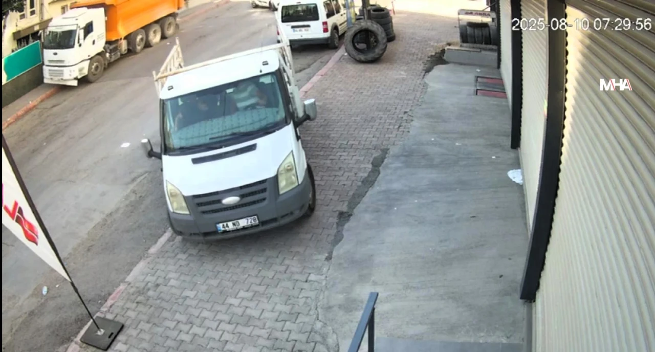 Paşaköşkün'de Tehlikeli Kaza: Hafriyat Kamyonları Yine Alarm Verdi!