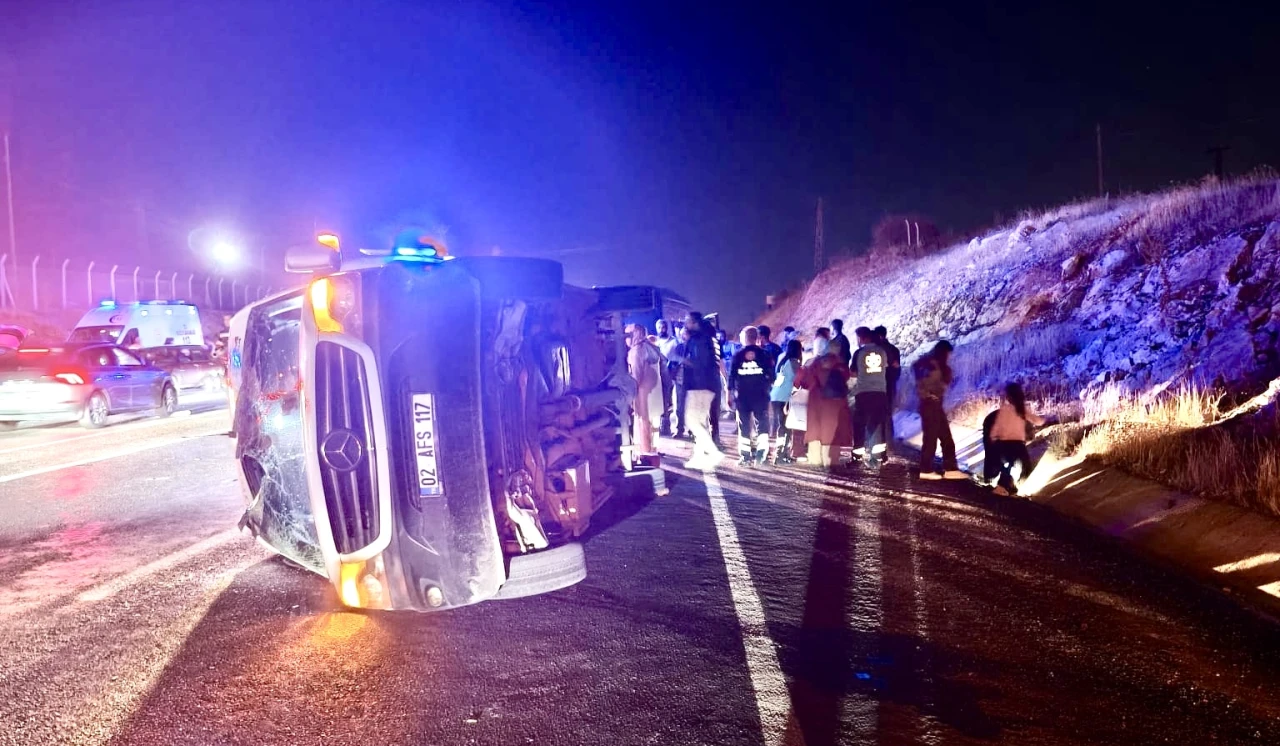 Kahta’dan Darende’ye Gezi Yapan Öğrencileri Taşıyan Minibüs Kaza Yaptı