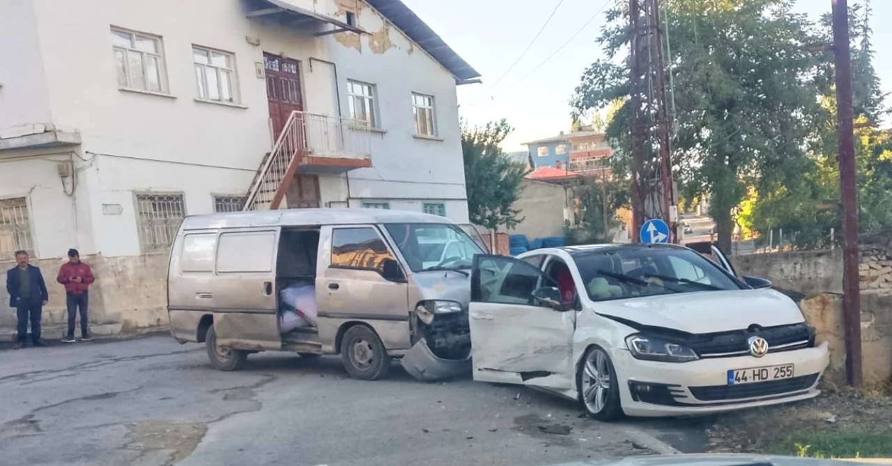 Darende’de Otomobil Arkadan Çarpma Sonucu Yoldan Savruldu