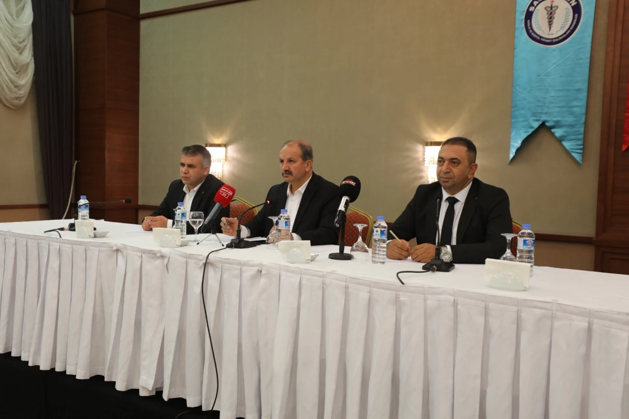 İşçi-Memur Ayrımı Sağlık Çalışanlarının Omzuna Yüklenemez
