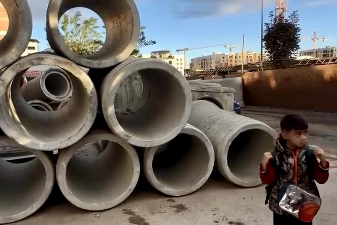 Malatya’da Gazi İlkokulu Önüne Bırakılan Beton Künkler Tehlike Saçıyor
