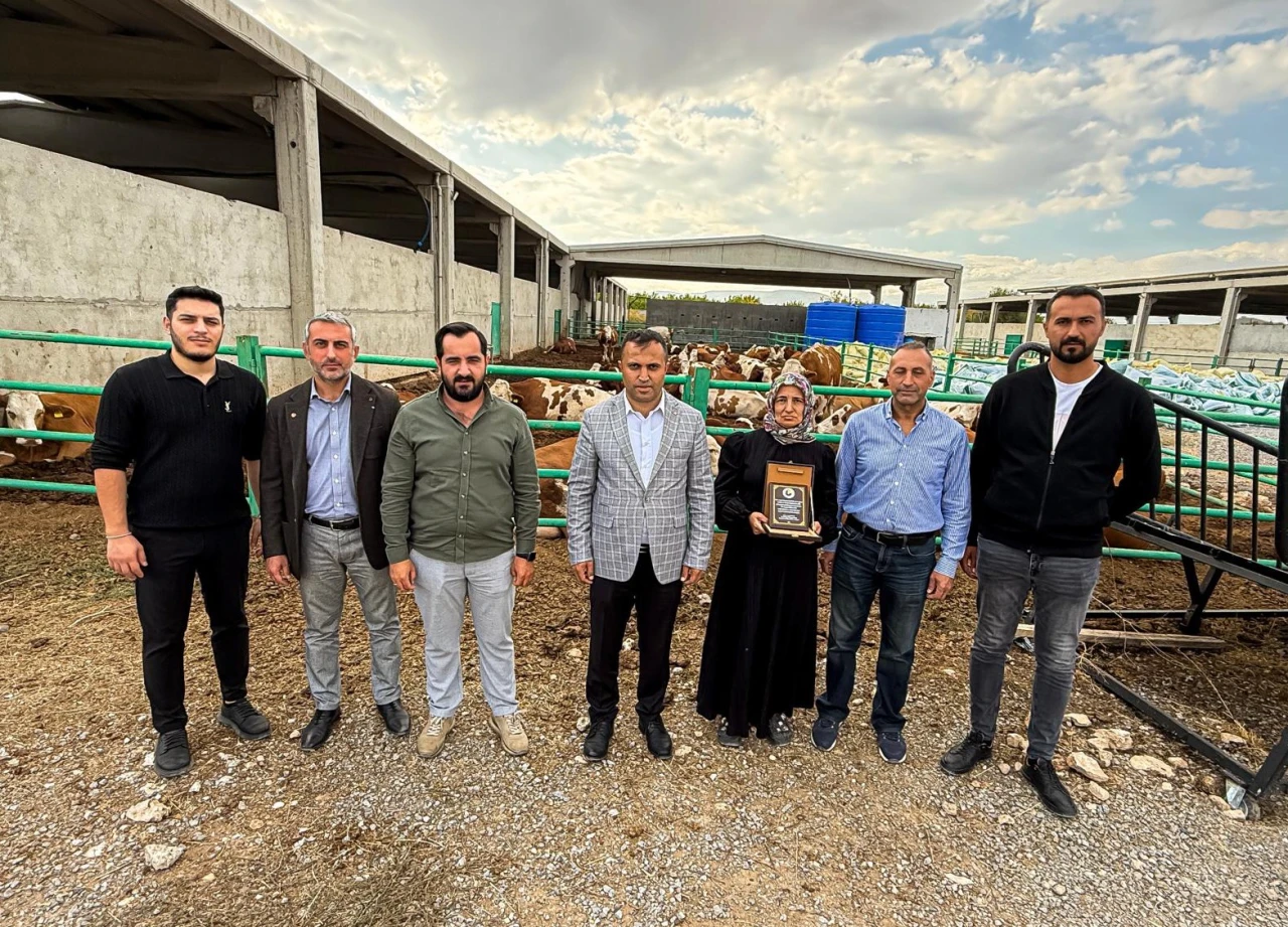 Malatyalı Girişimci Hafure Adak, Hayvancılıkta Örnek Başarı Elde Etti