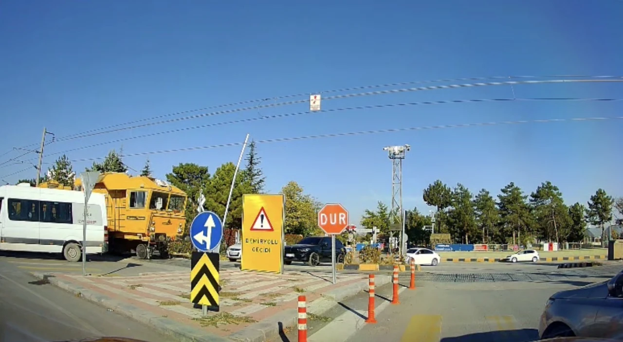 Okul Servisi Trenin Altında Kalmaktan Son Anda Kurtuldu