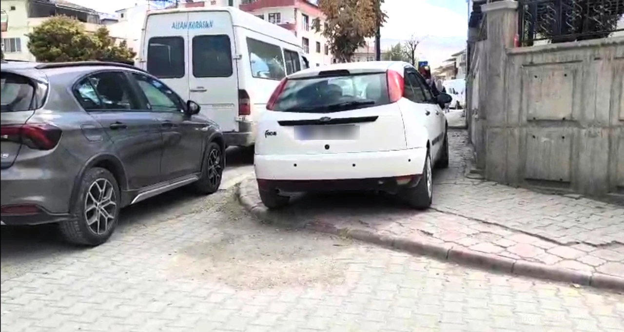 Malatya’da Kaldırıma Park Sorunu Yayaları Mağdur Ediyor