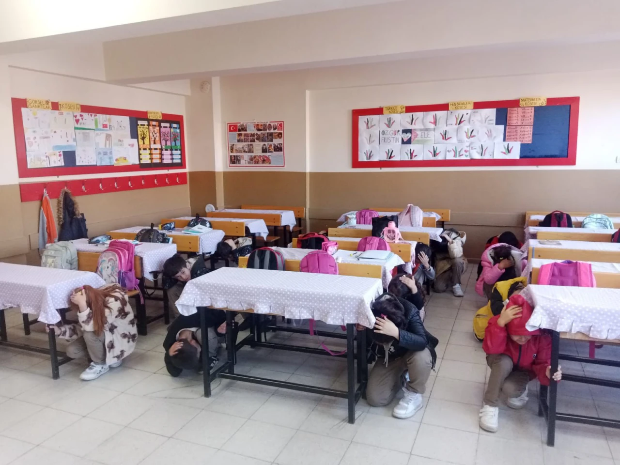 Malatya’daki Okullarda Afet Bilinci İçin Eş Zamanlı Tatbikat Yapıldı