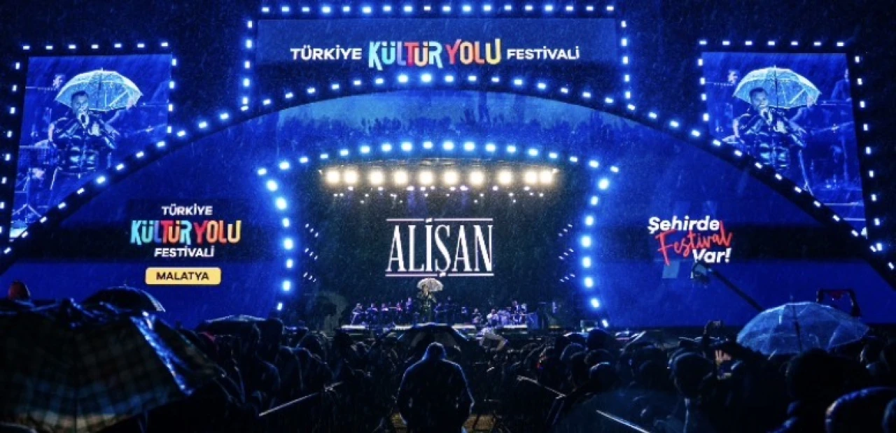 Alişan, Malatya’daki Konserini Yağmur Nedeniyle Erken Bitirdi