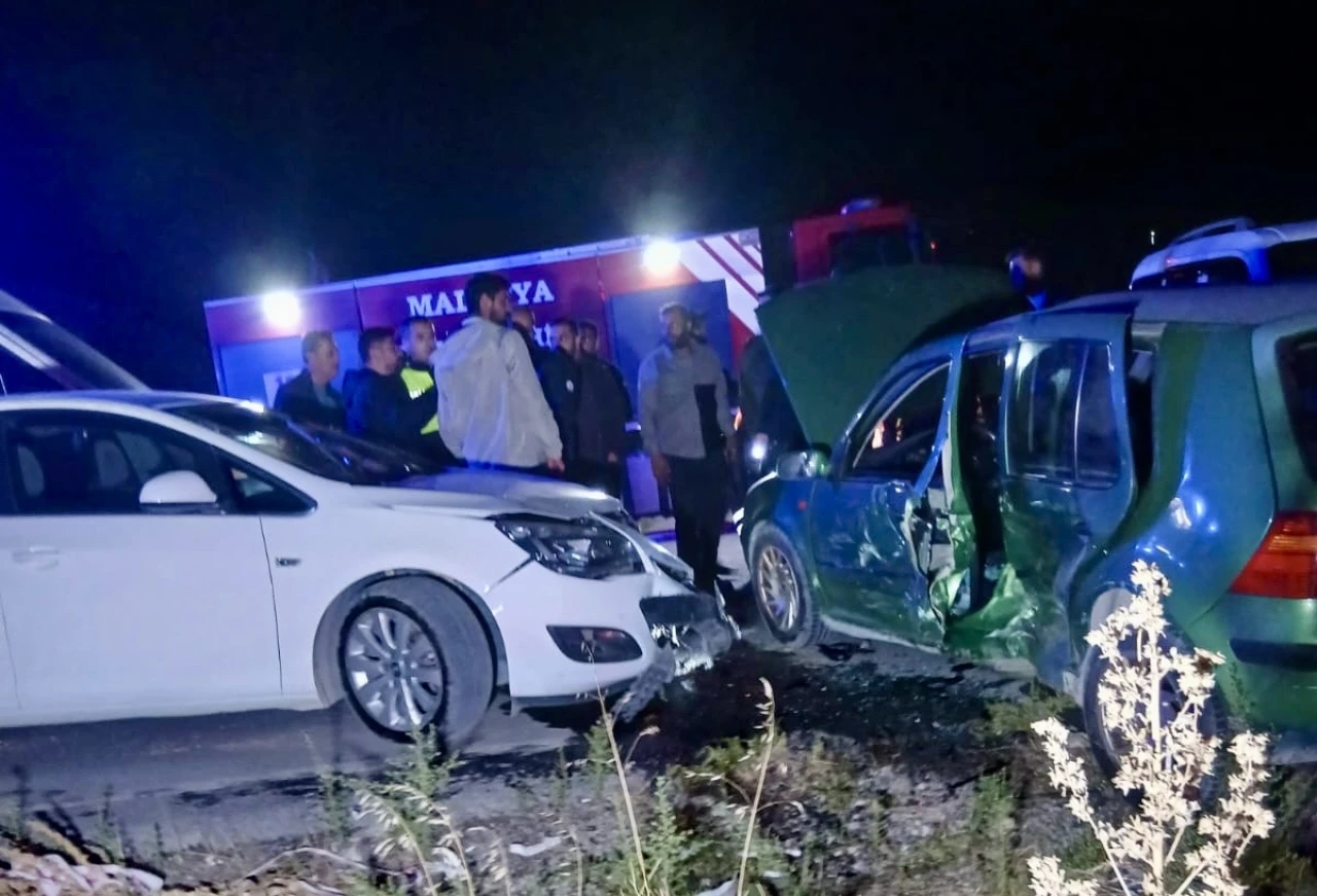 Yakınca'da Meydana Gelen Zincirleme Kaza Sonucunda 2 Kişi Yaralandı