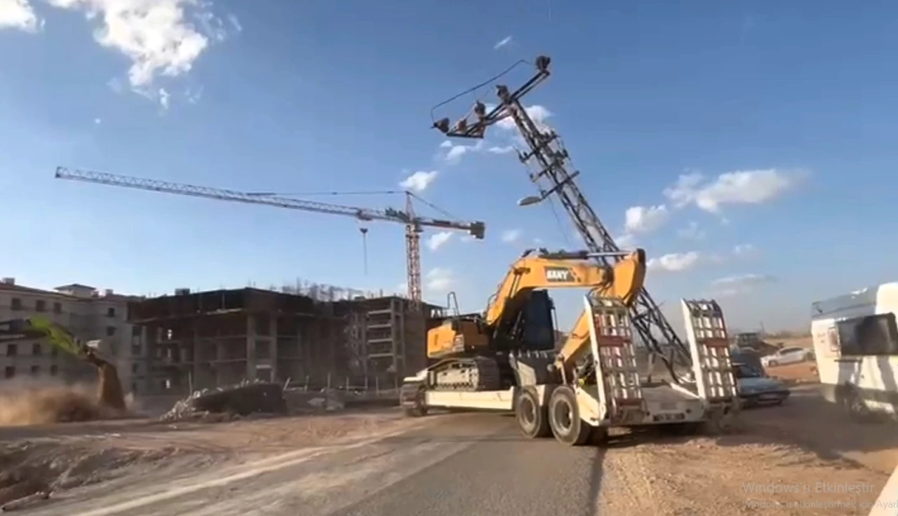 Malatya İkizce Mahallesi'nde Tır Elektrik Direğine Çarptı