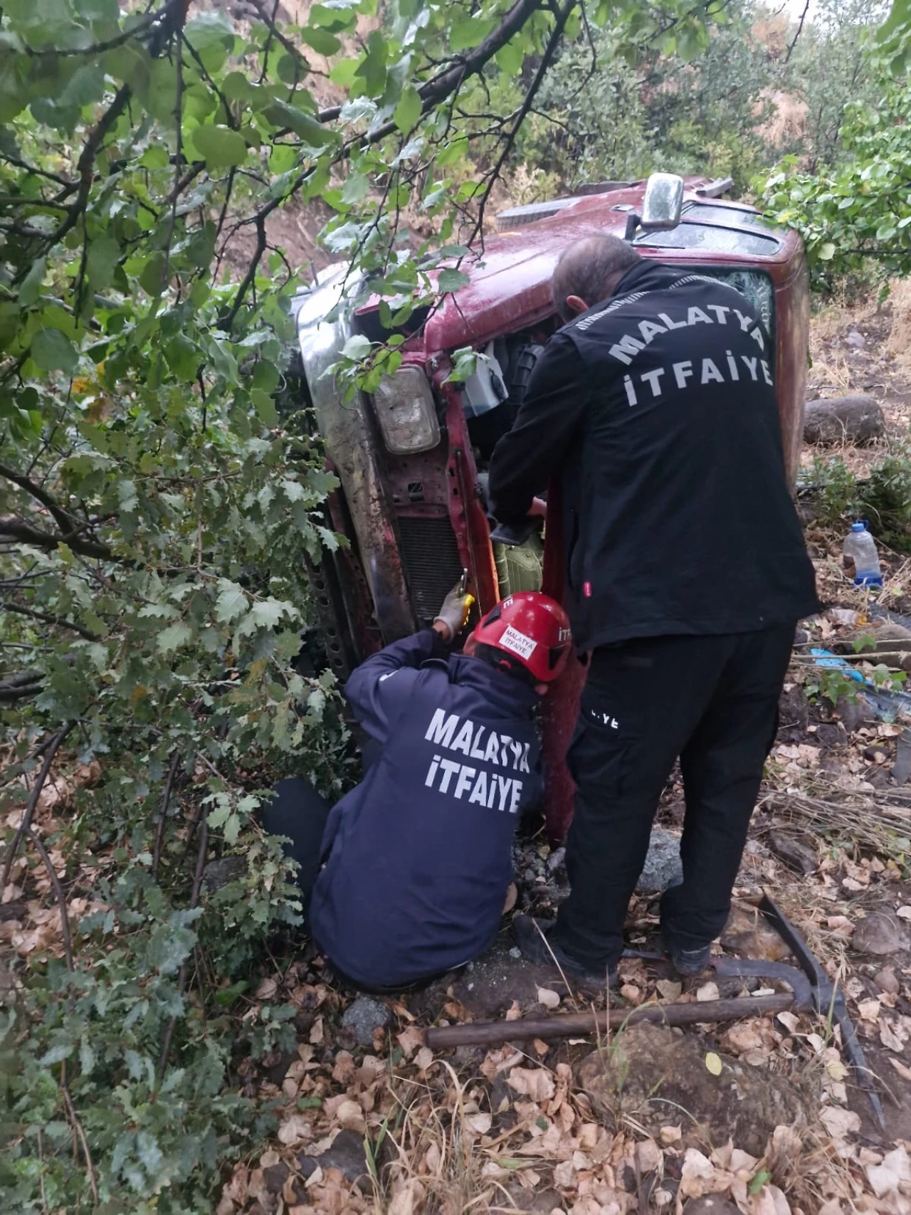 Hekimhan’da Yağış Nedeniyle Pikap Şarampole Devrildi: 2 Yaralı