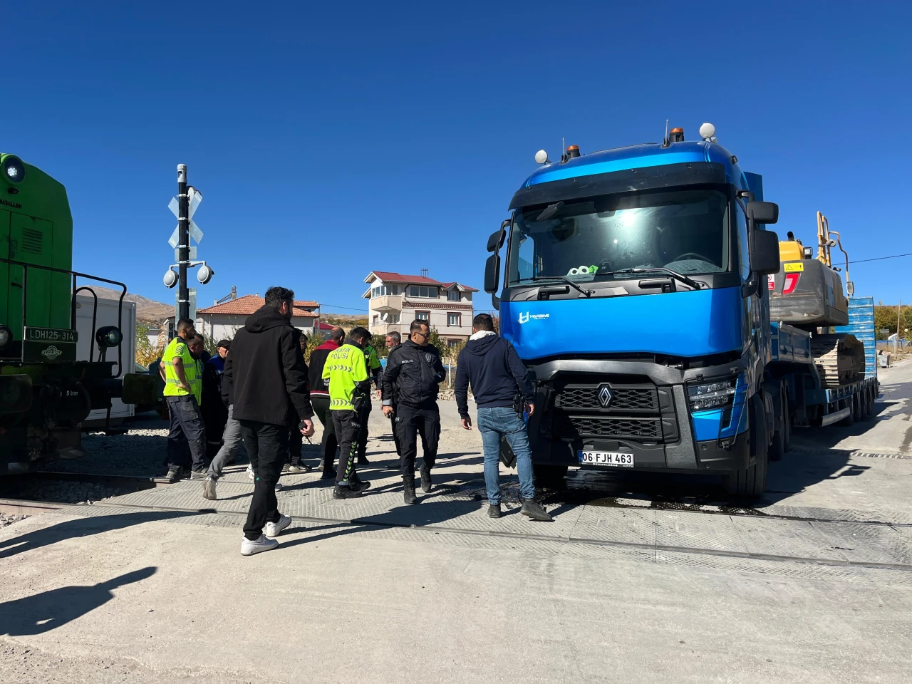 Doğanşehir’de Hemzemin Geçitte Tren ile Tır Çarpıştı