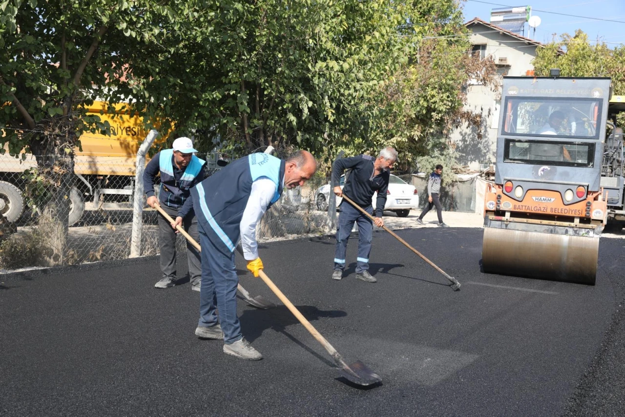 Battalgazi Belediyesi Kış Öncesi Sıcak Asfalt Çalışmalarını Sürdürüyor