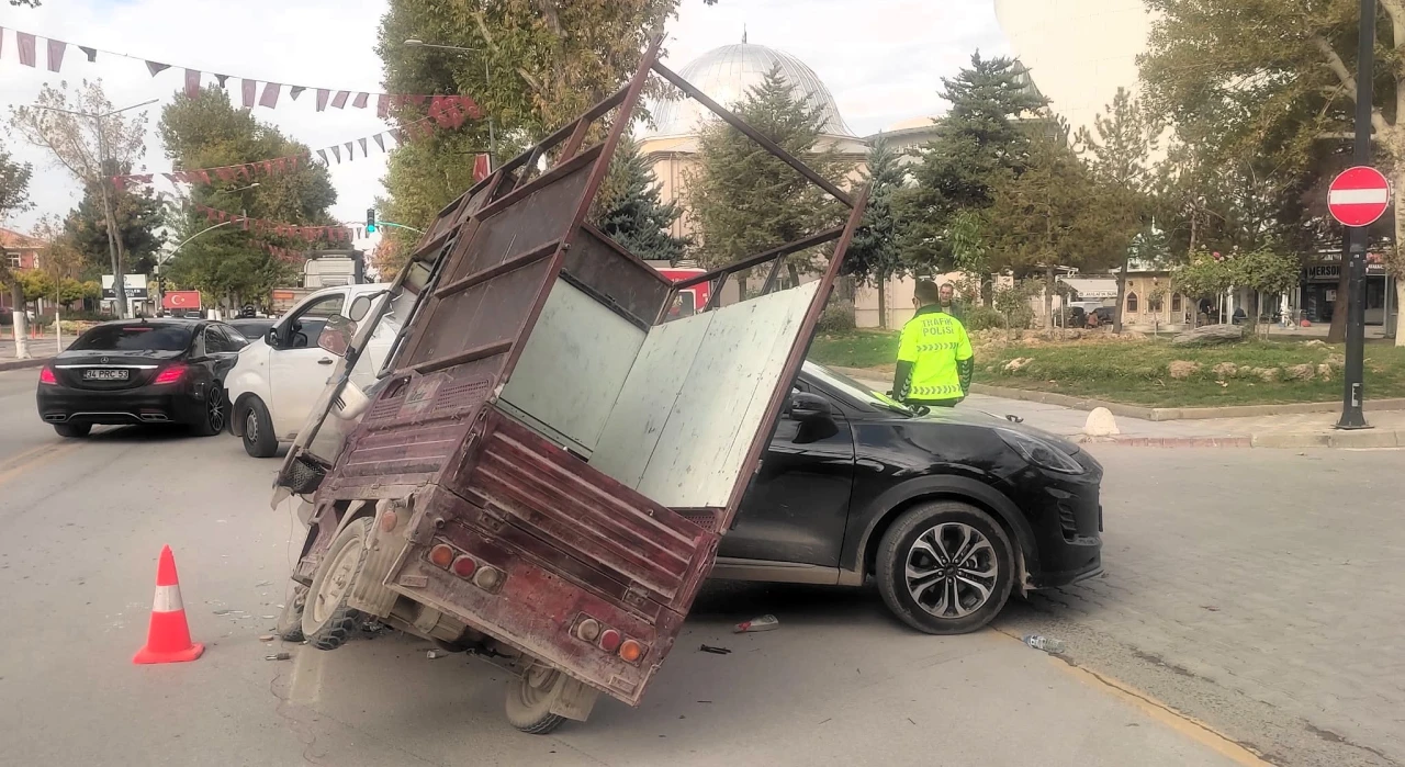 Malatya İnönü Caddesi’nde Refüj Eksikliği Kazaya Neden Oldu
