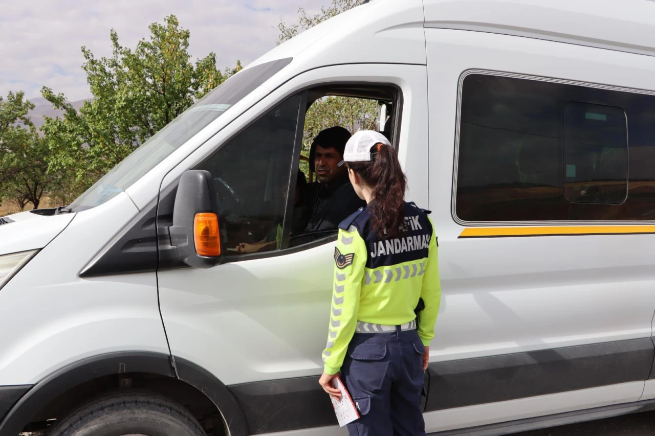 Okullarda Trafik Kuralları ve Servis Araçları Titizlikle İncelendi