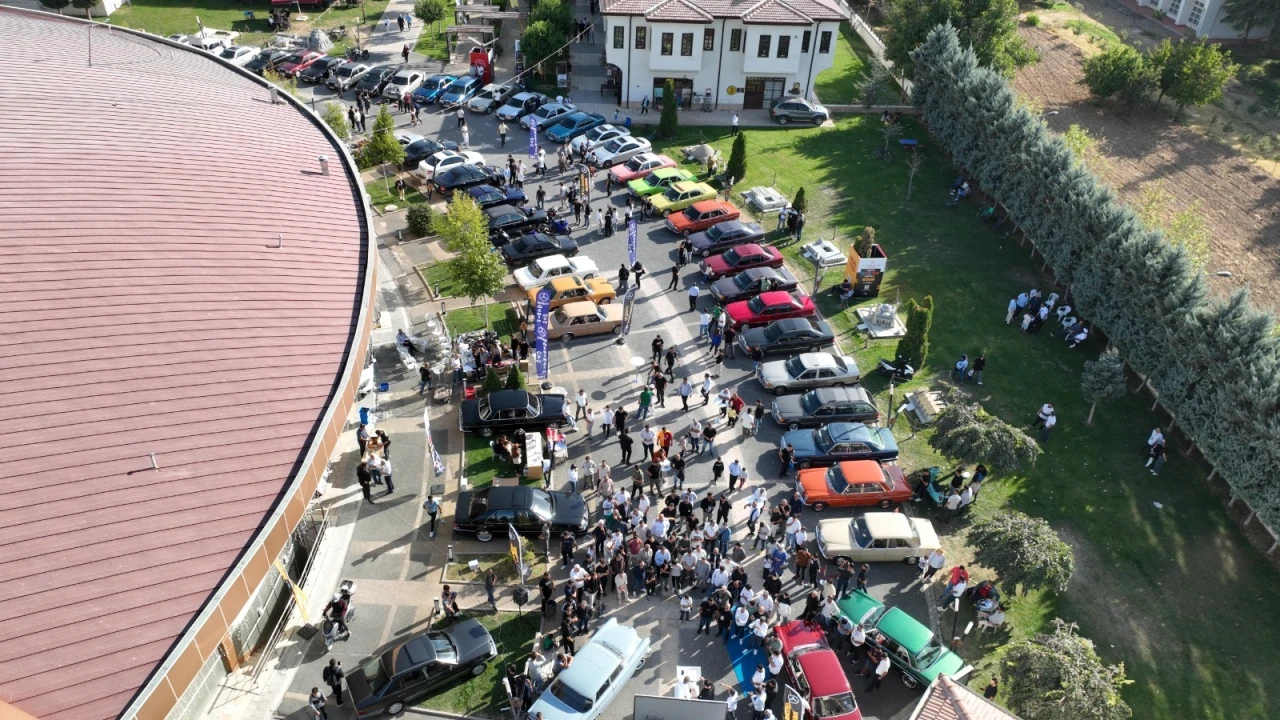 Sanat Sokağı'nda Vintage Mercedes Tutkunu Sergiye Damga Vurdu