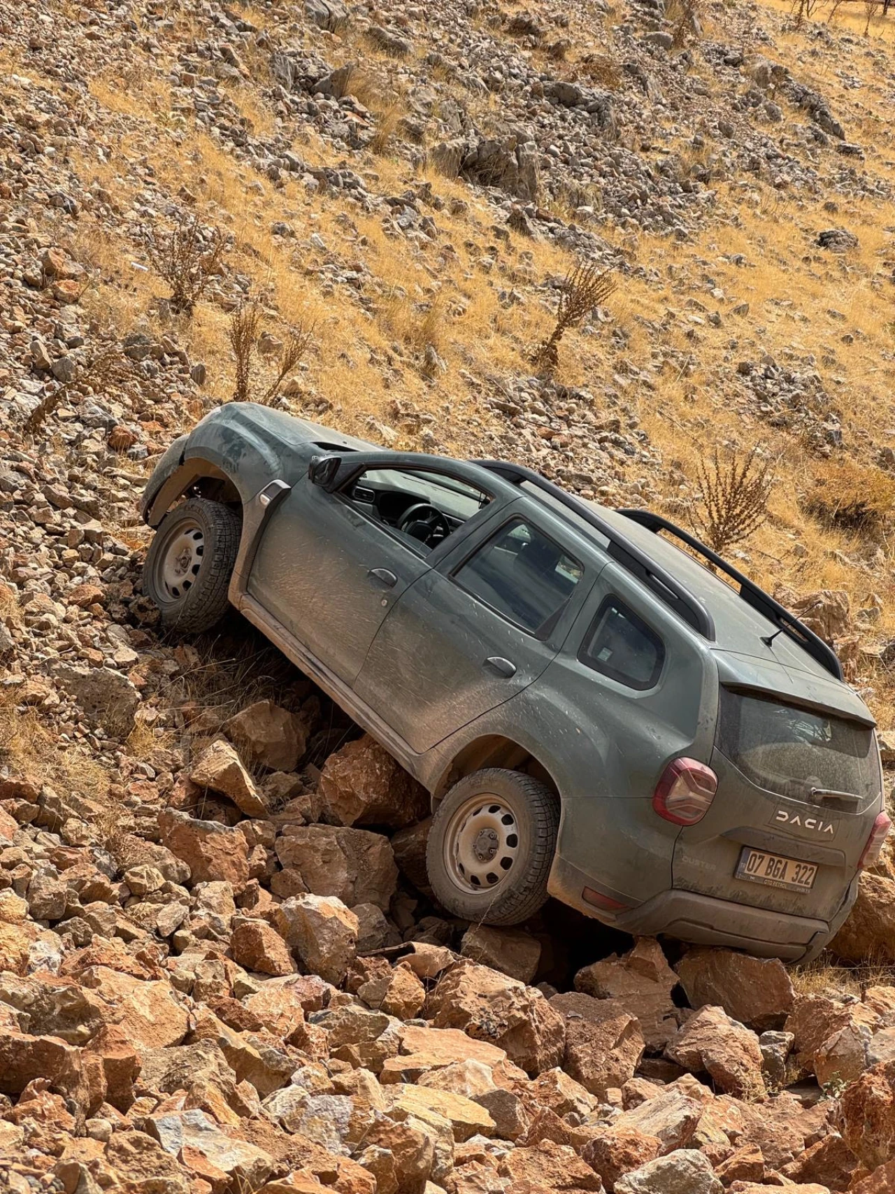 Erkenek’te İki Ayrı Kazada Araçlar Şarampole Yuvarlandı