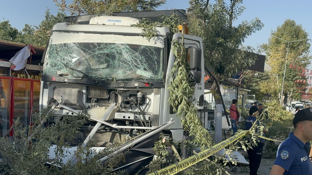 Malatya’da Hafriyat Kamyonu Kontrolden Çıktı:Konteynerleri Ezdi Geçti