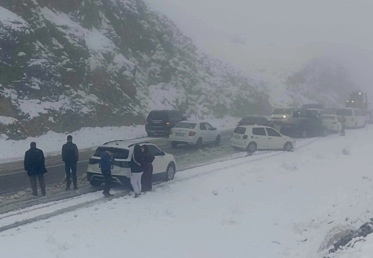 Malatya– Çelikhan Yolunda Yoğun Kar ve Tipi Ulaşımı Aksattı