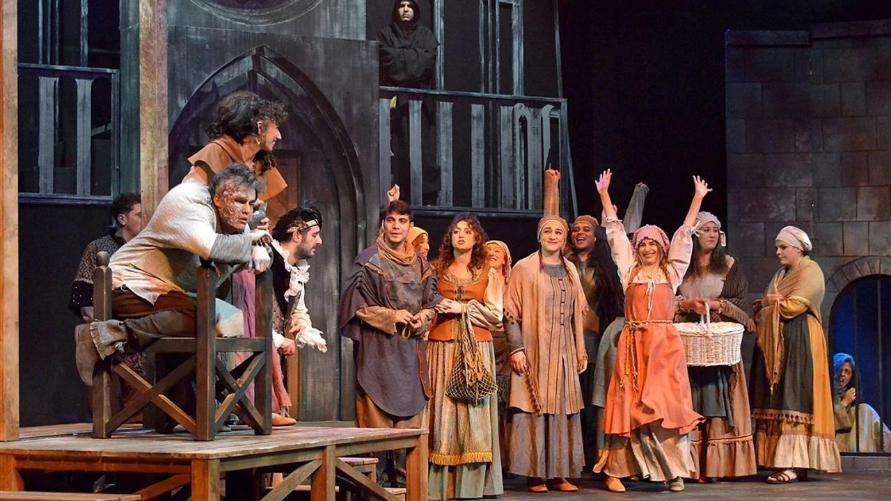 Malatya'da Heyecan Dolu Gösteri: Notre Dame'ın Kamburu Sahne Alıyor!