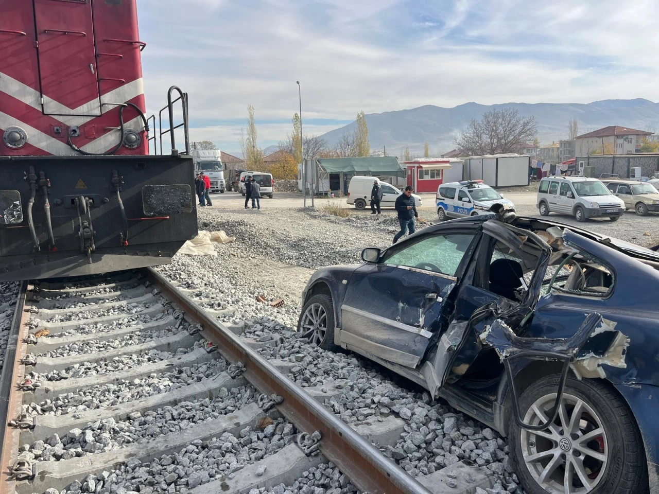 Doğanşehir’de Tren Otomobile Çarptı: İki Kişi Yaralanmadan Kurtuldu