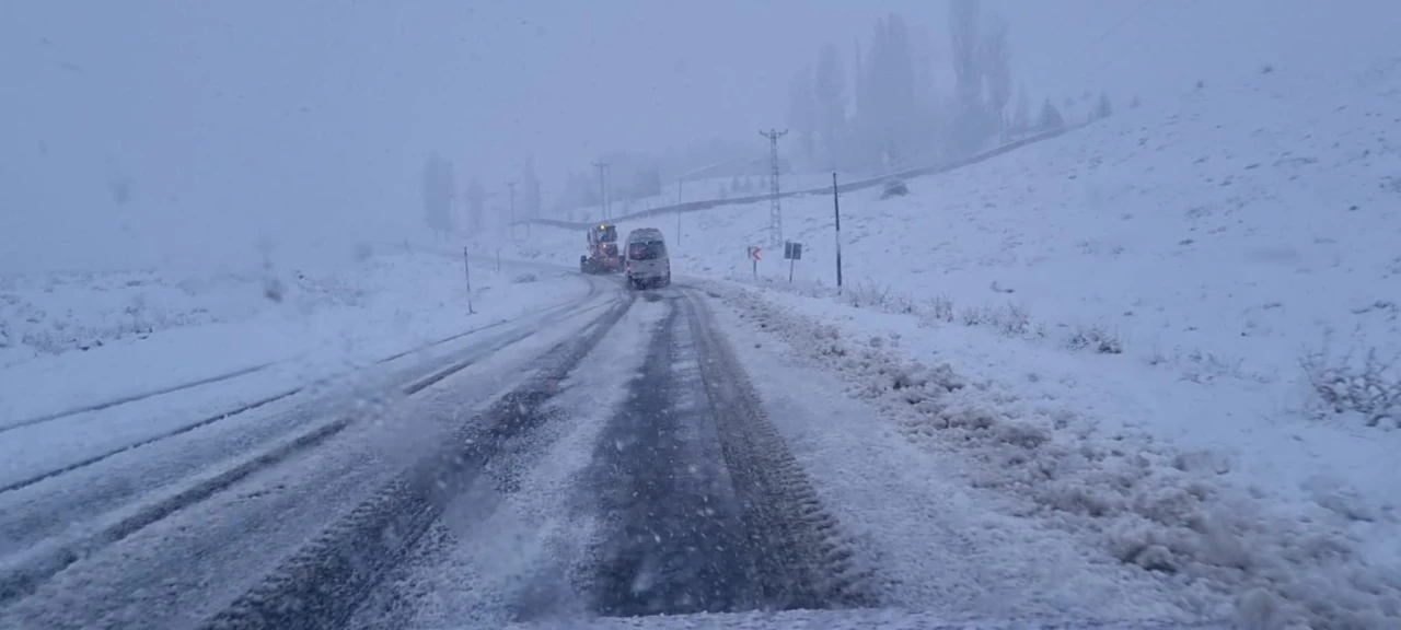 Malatya-Pütürge Yolunda Kar Yağışı sürücülere zor anlar yaşatıyor