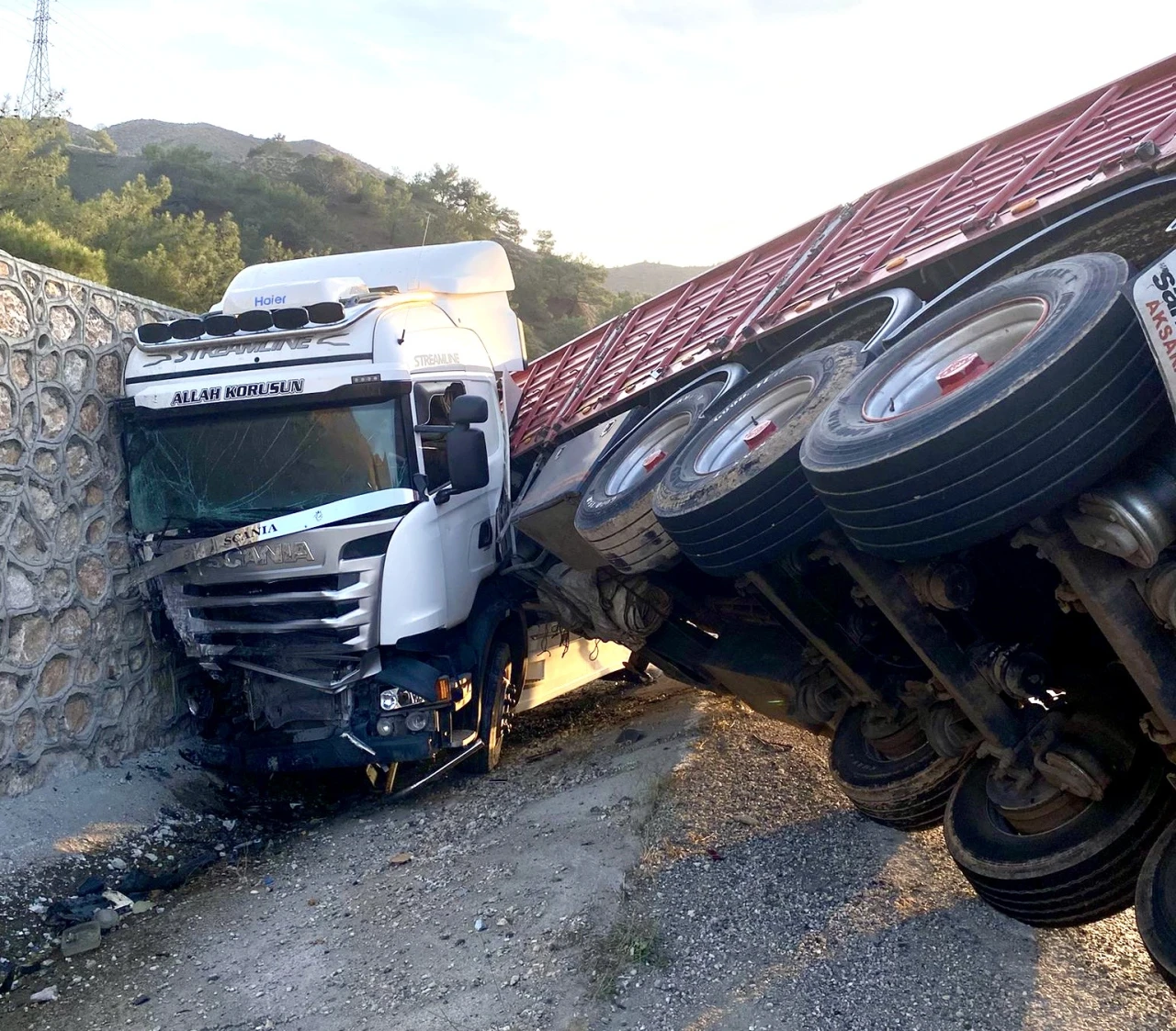 Doğanşehir Erkenek'te Tır Devrilme Kazasında 1 Kişi Yaralandı