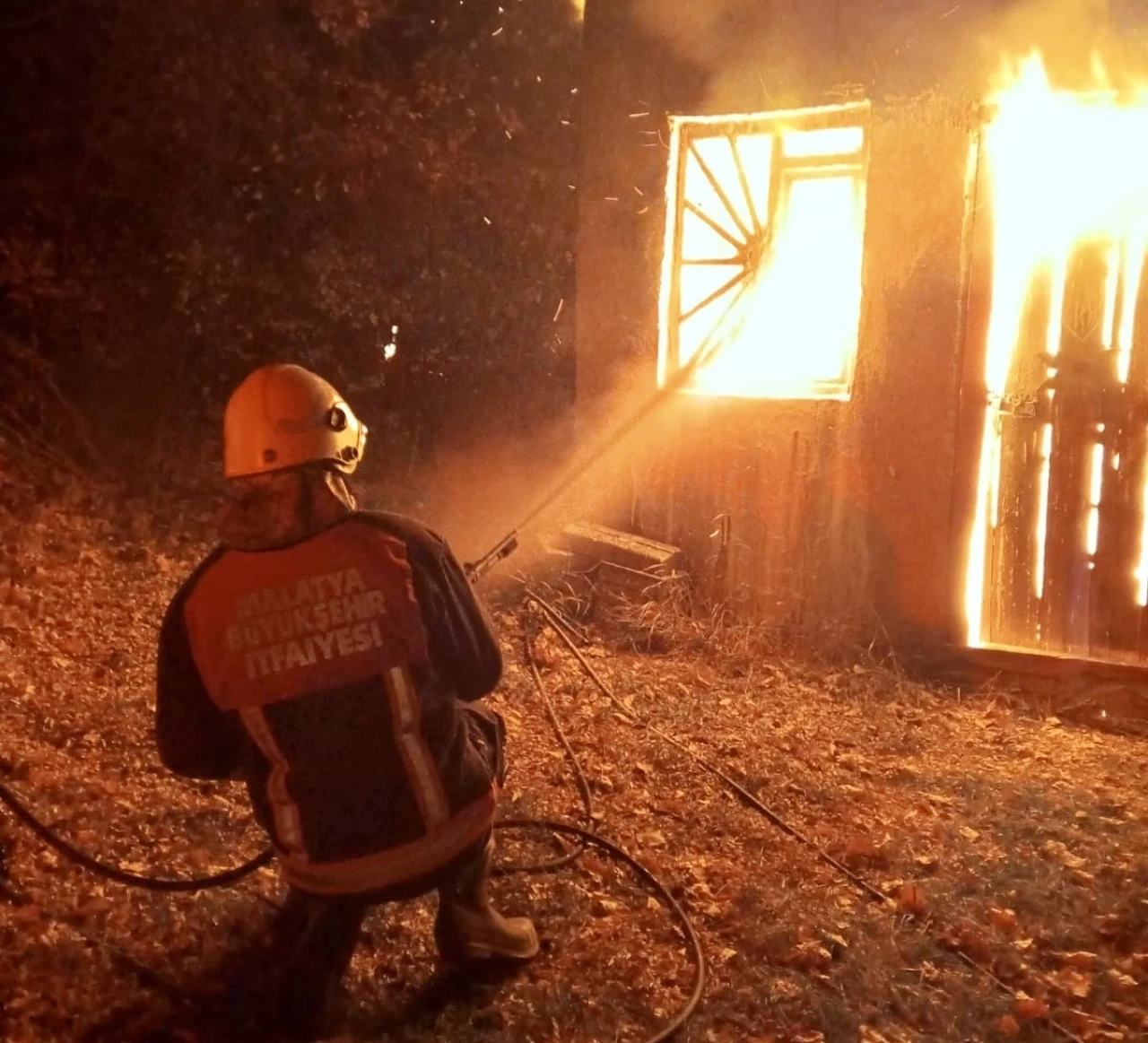 Hekimhan'da Çıkan Baraka Yangını Paniğe Neden Oldu