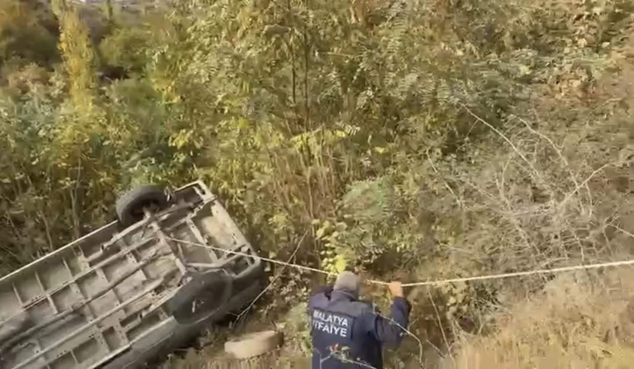 Malatya’da Panelvan Minibüs Ağaçlık Alana Devrildi: 3 Yaralı