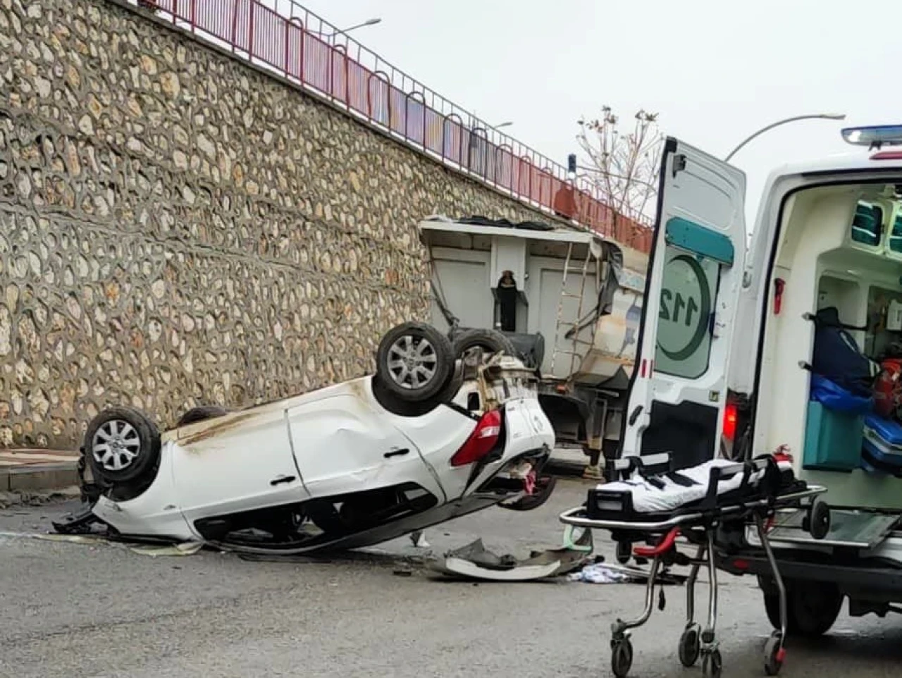 Okul Önünde Faciadan Dönüldü: El Freni Çekilmeyen Araç