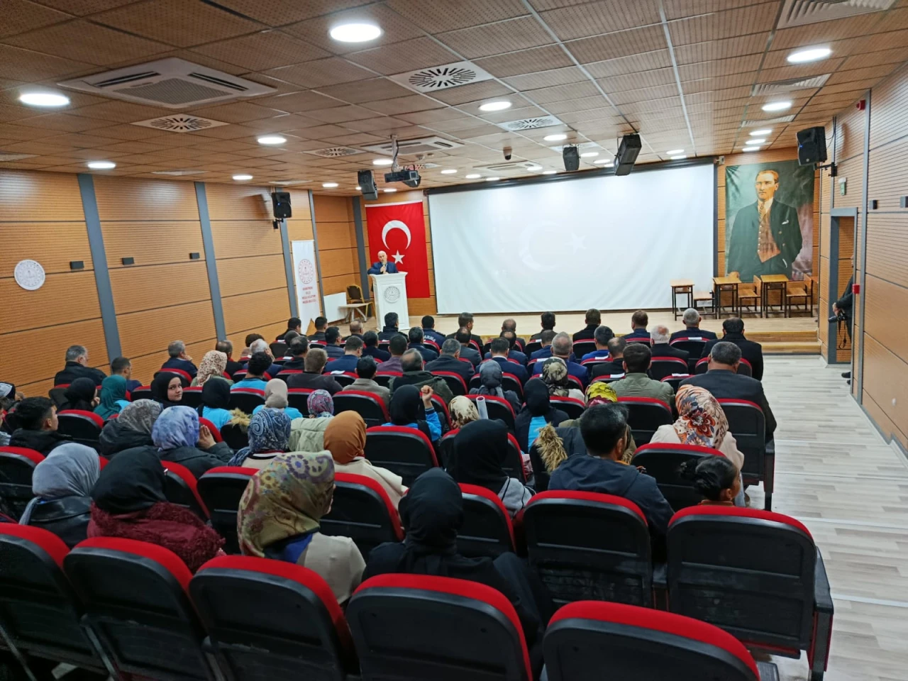 Darende'de Öğretmenler Günü: "Bizim Sınıf" Skeci Güldürdü