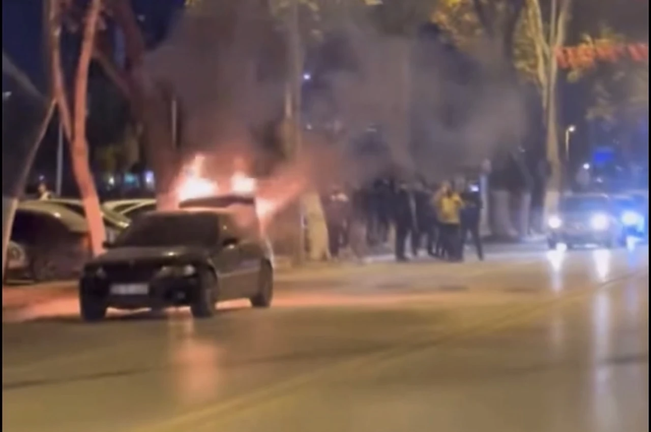 Yolda ilerleyen araç aniden alev aldı kullanılamaz hale geldi.