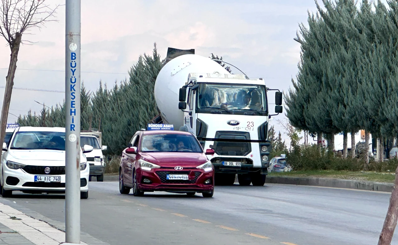 Şehir Mezarlığı Yolu Sürücü Adayları İçin Tehlike Alanına Döndü