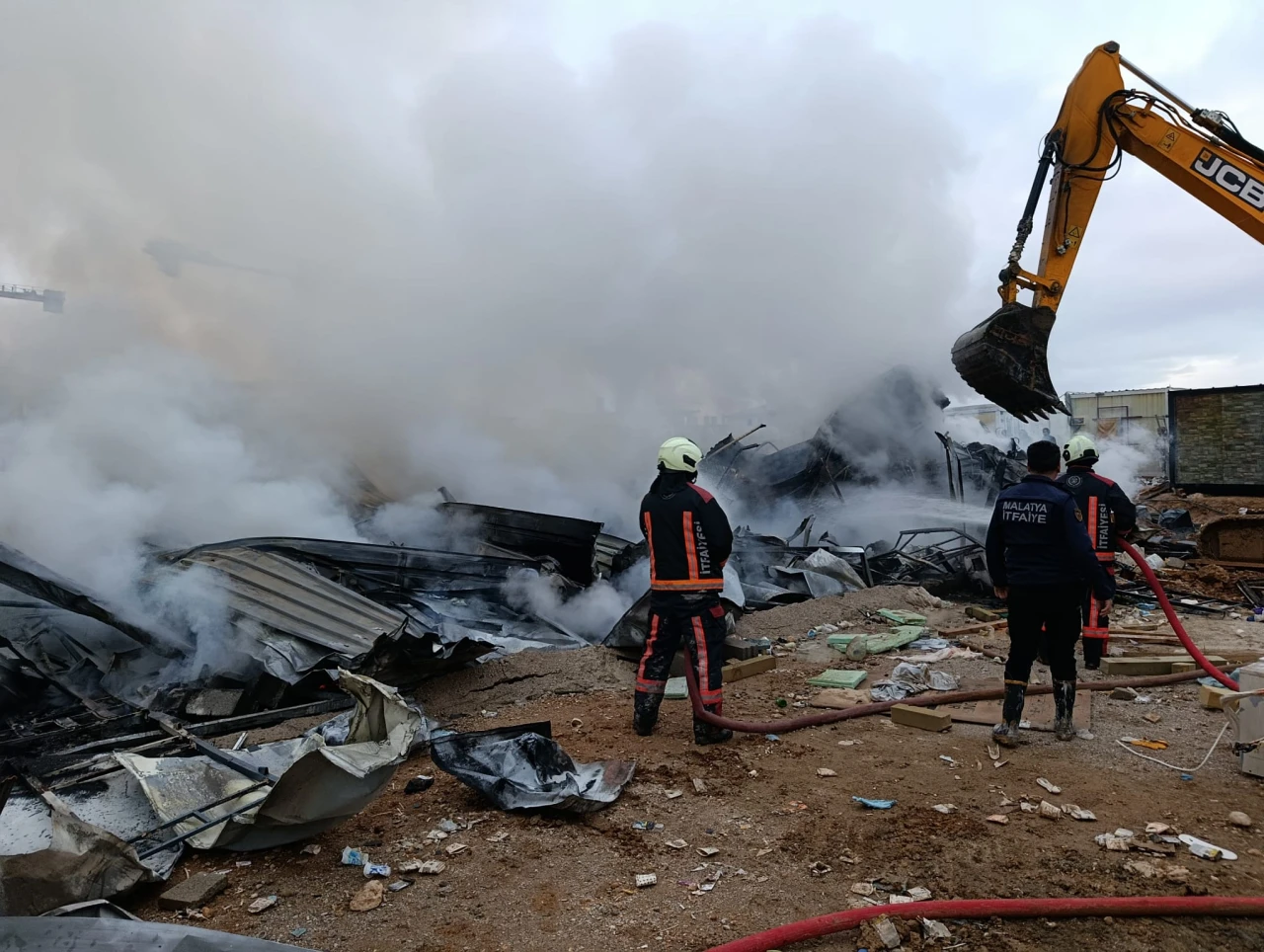 İkizce TOKİ Şantiyesinde Yangın: İşçi Konteynerleri Küle Döndü