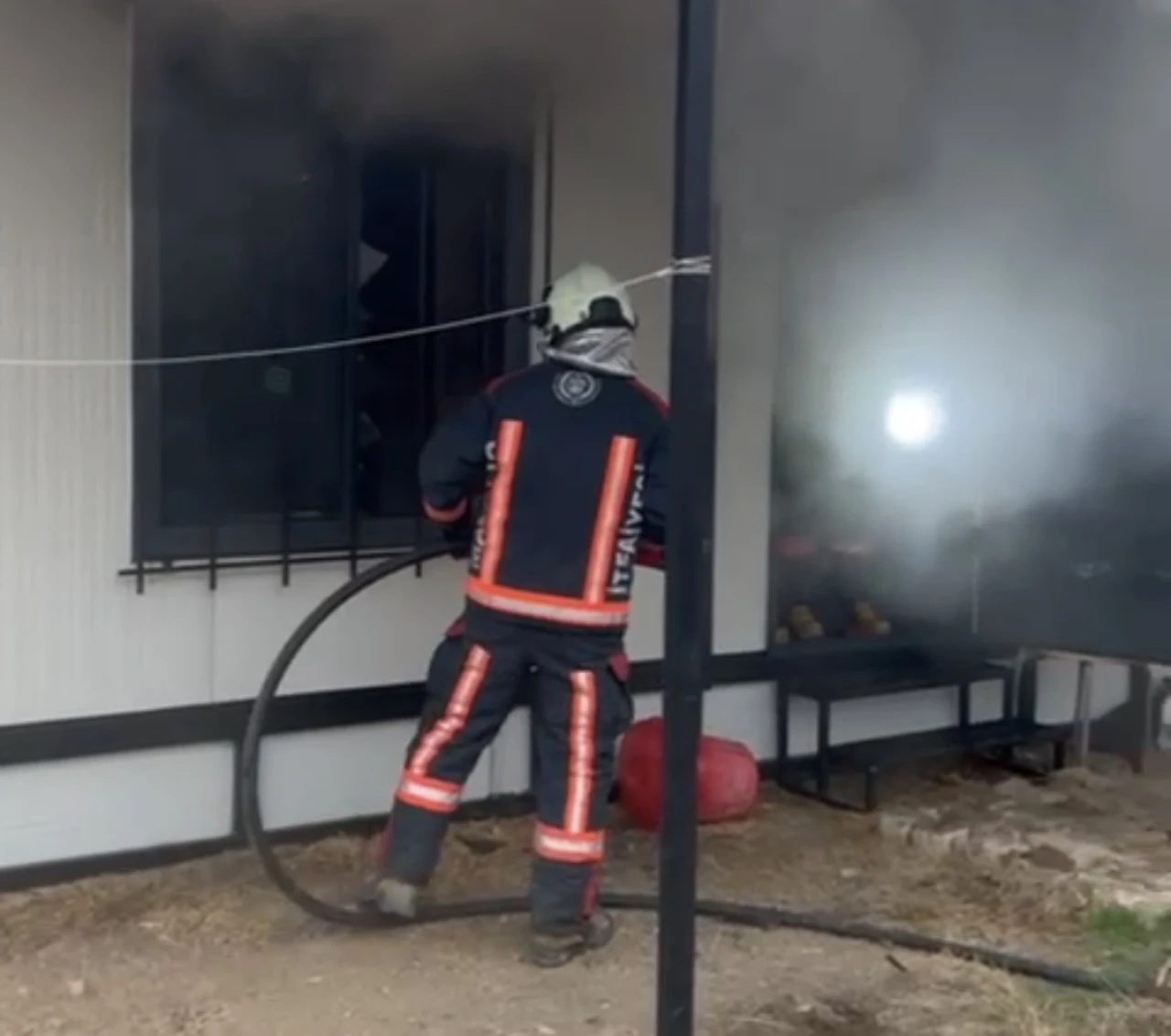 Malatya Gazi Mahallesi'nde Korkutan Yangın: Konteyner Alevlere Teslim Oldu
