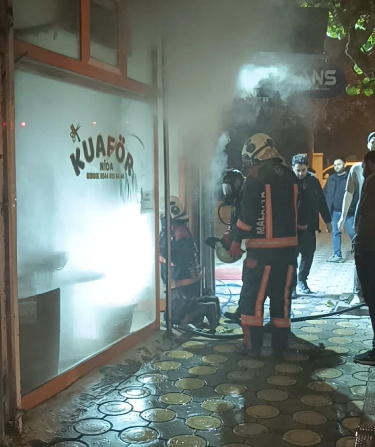 Malatya Cezmikartay'da Korku Dolu Anlar: Kuaför Dükkanı Alev Aldı