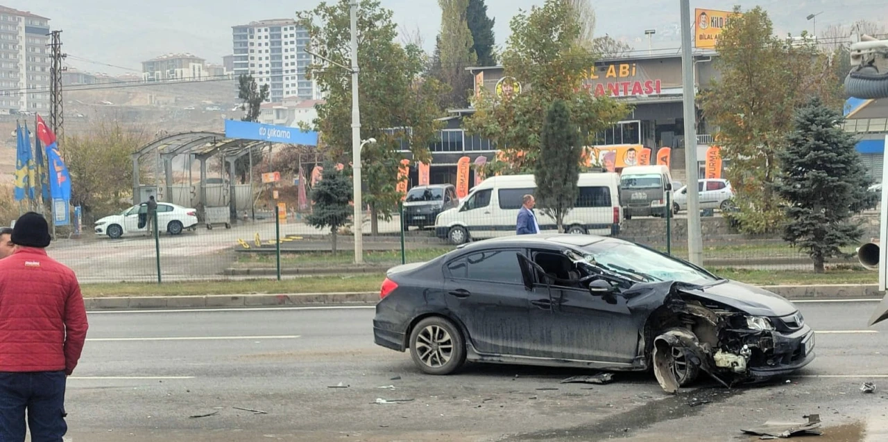 Çöp kamyonu ile kaza yapan sürücü mucize bir şekilde hayatta kaldı