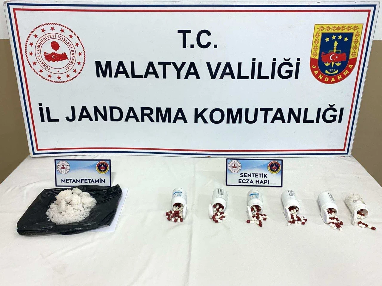 Malatya Konak'ta Jandarma Operasyonu: Metamfetamin ve Hap Yakalandı