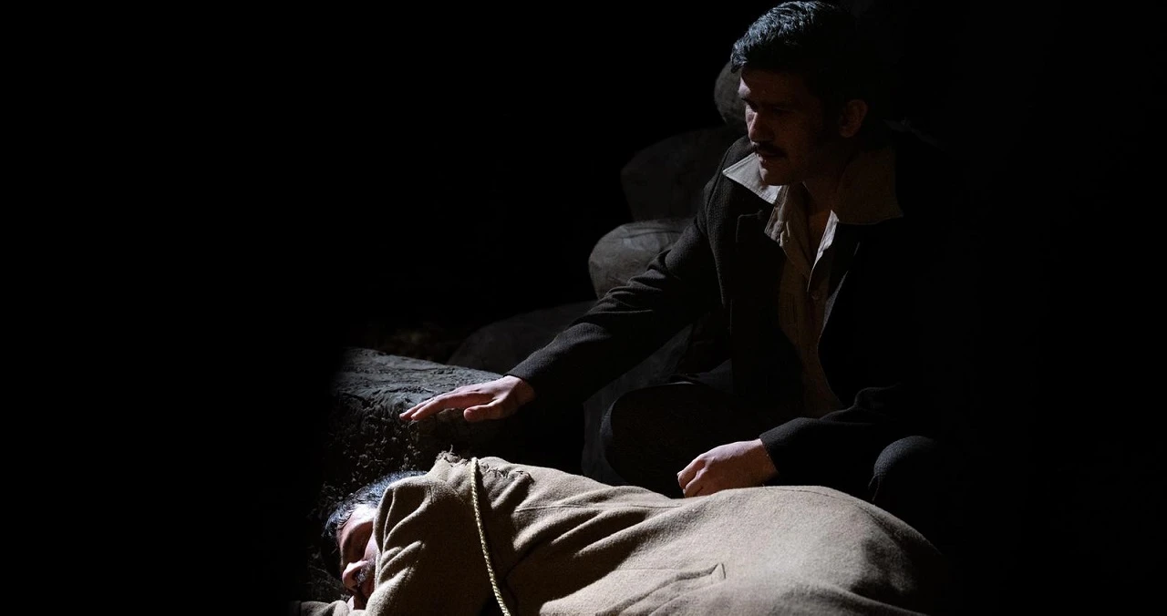 Malatya'da Sanat Gecesi: 'Pusuda' Oyunu Ayakta Alkışlandı