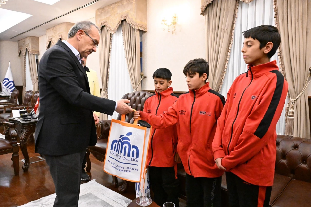 Malatya'nın "Hokey" Gururu: Şampiyonlar Vali Yavuz'un Konuğu Oldu