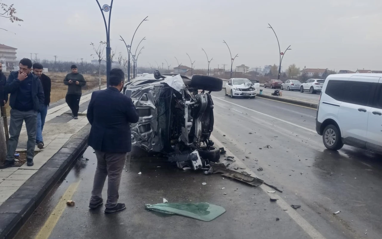 Yeşilyurt'ta Ehliyetsiz Sürücü Dehşeti: Kırmızı Işıkta 5 Kişi Yaralandı