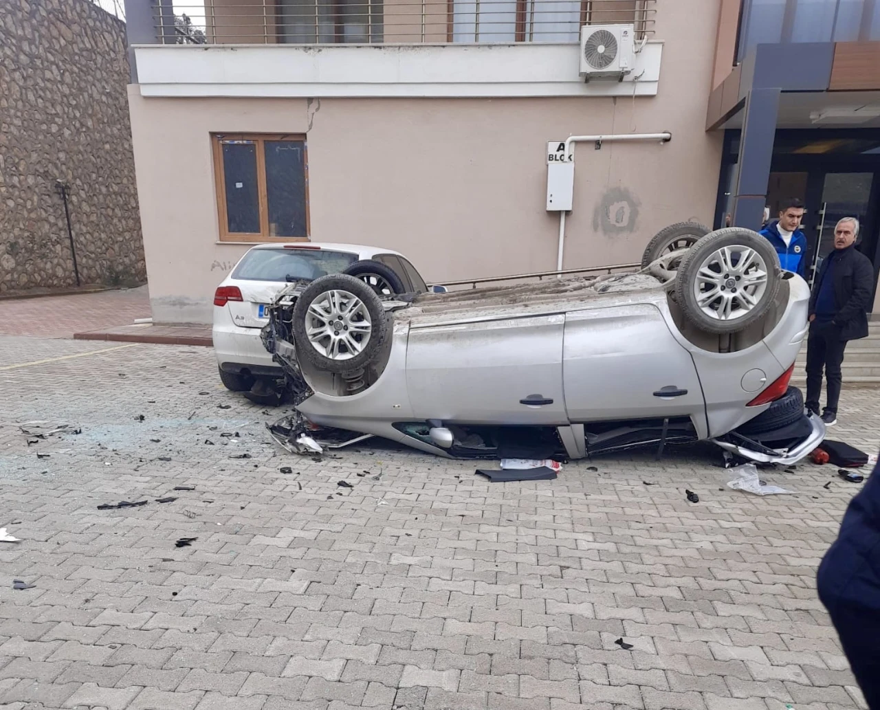 Malatya'da Vites Hatası: Otomobil Site Bahçesine Uçtu
