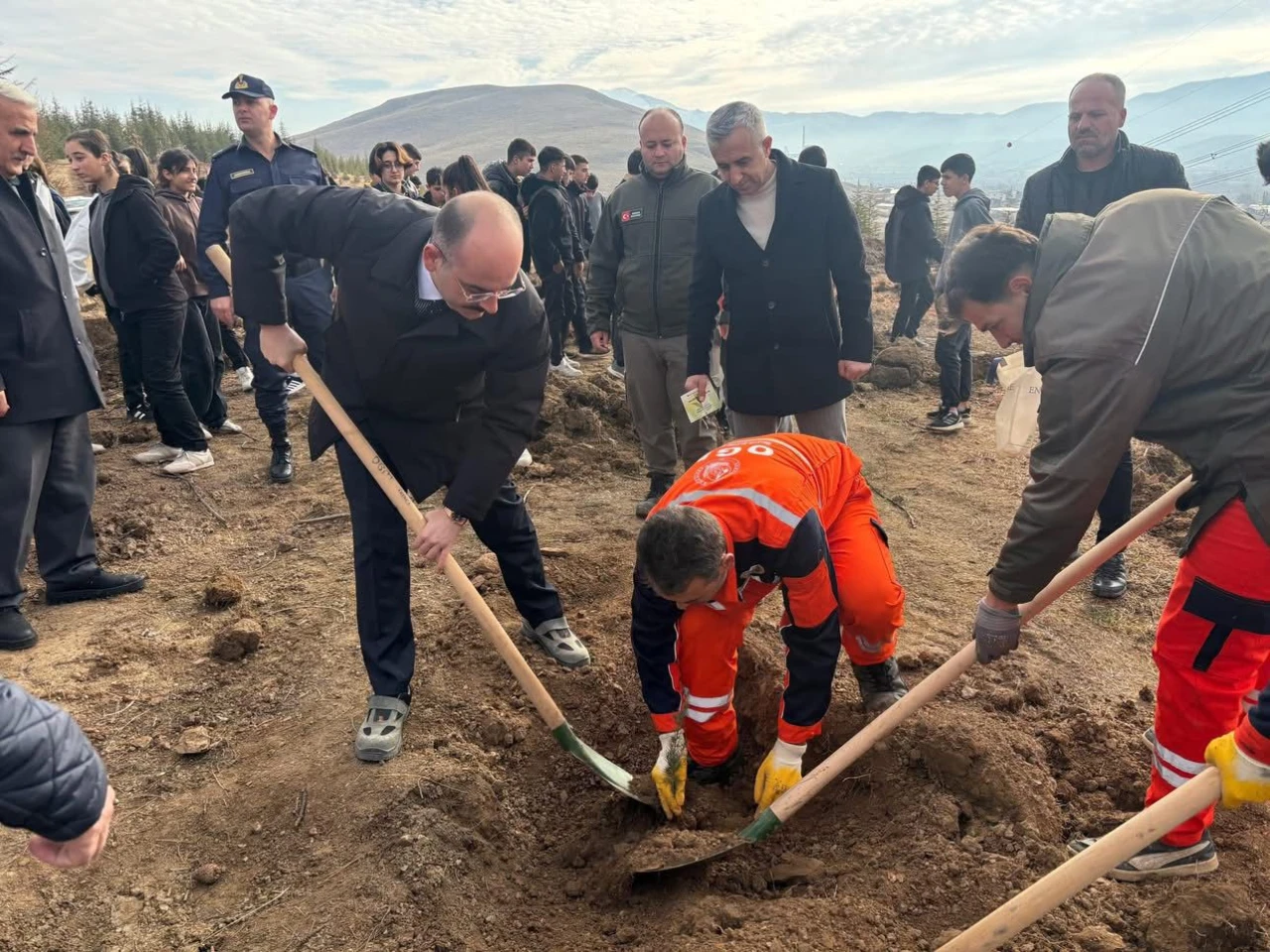 Doğanşehir'de Geleceğe Nefes: Minik Eller Fidanları Toprakla Buluşturdu