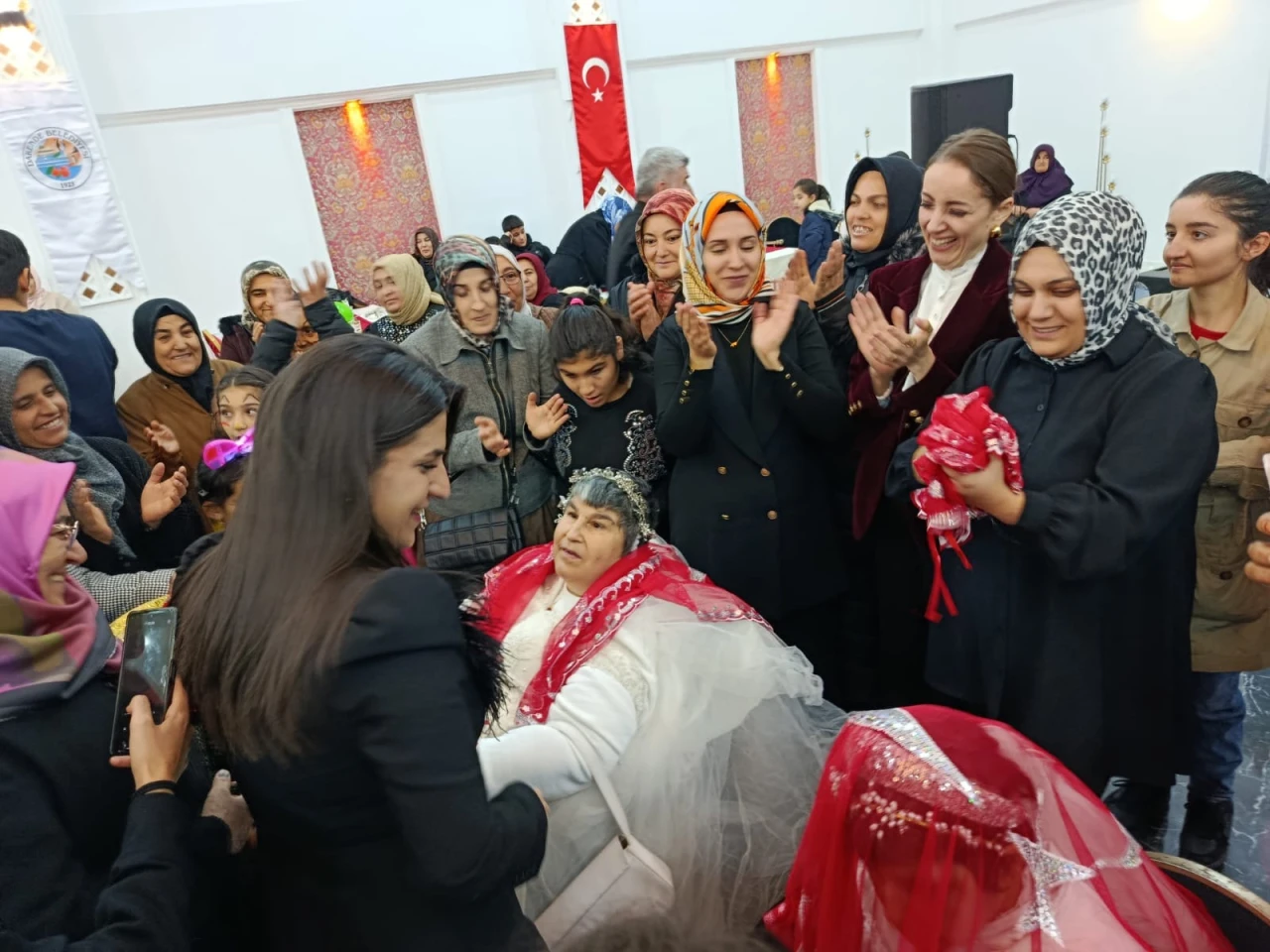 Darende'de Duygusal Gece: İki Kardeşin Gelinlik Hayali Gerçek Oldu