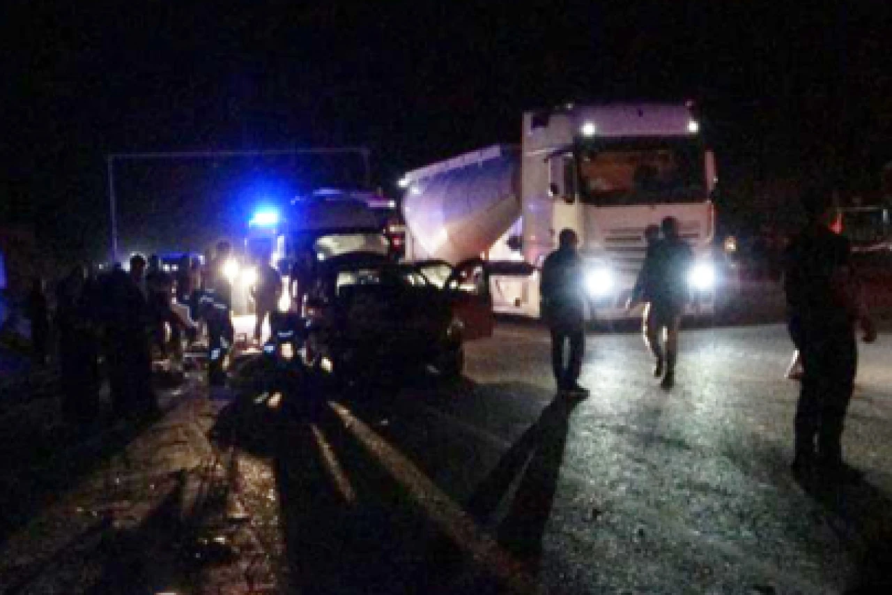 Malatya-Sivas karayolunda Topsöğüt Kavşağı'nda meydana gelen trafik kazasında 2 araç çarpıştı.