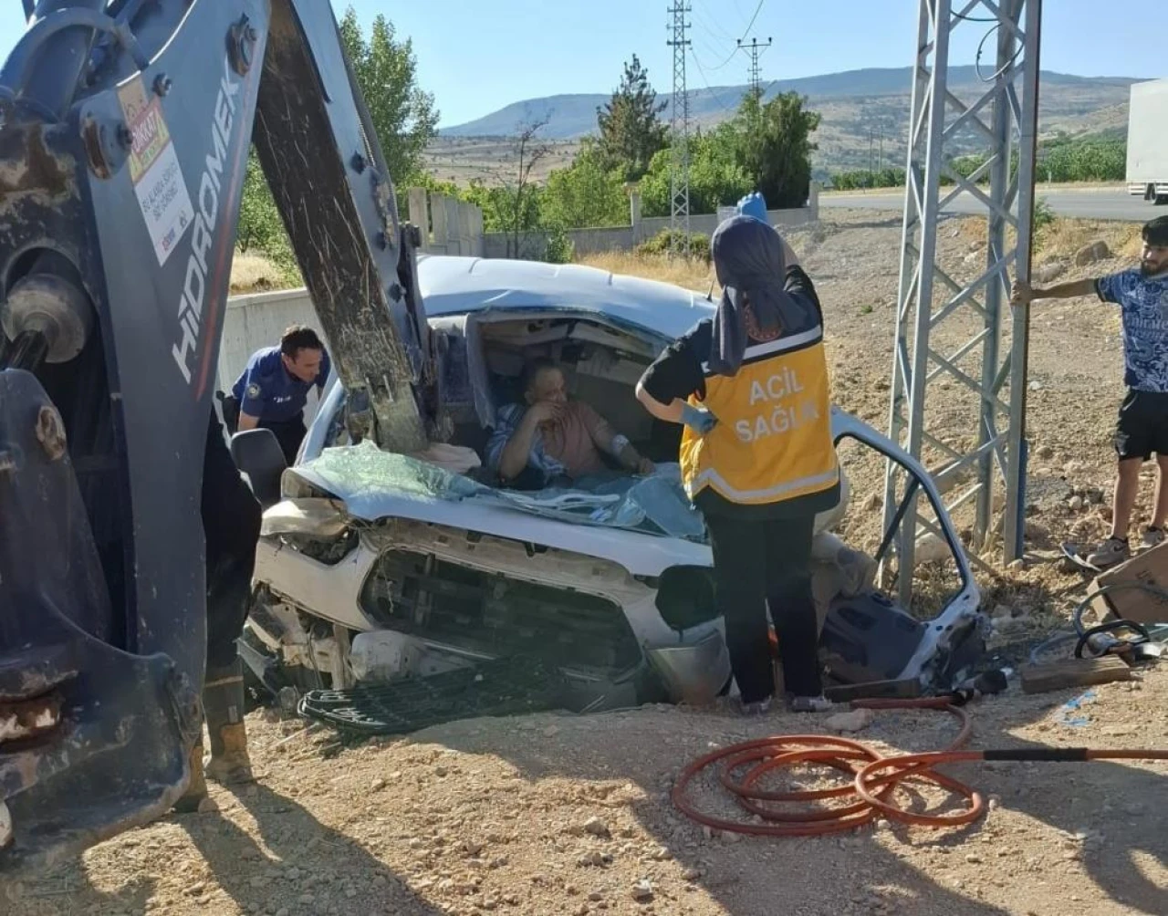 Freni boşalan hafif ticari araç aydınlatma direğine çarptı: 1 yaralı