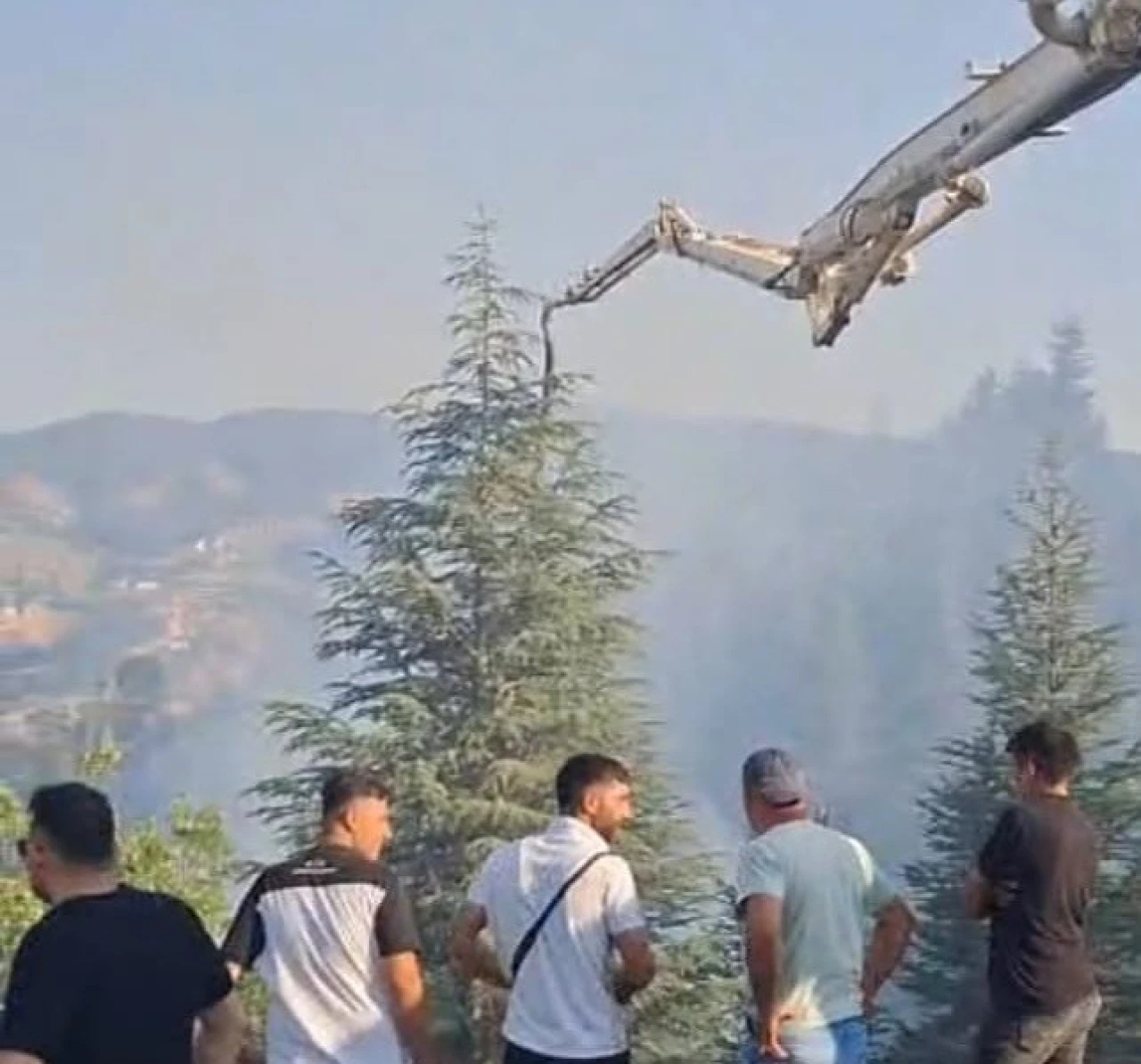 Malatya'daki orman yangınına beton pompasıyla destek