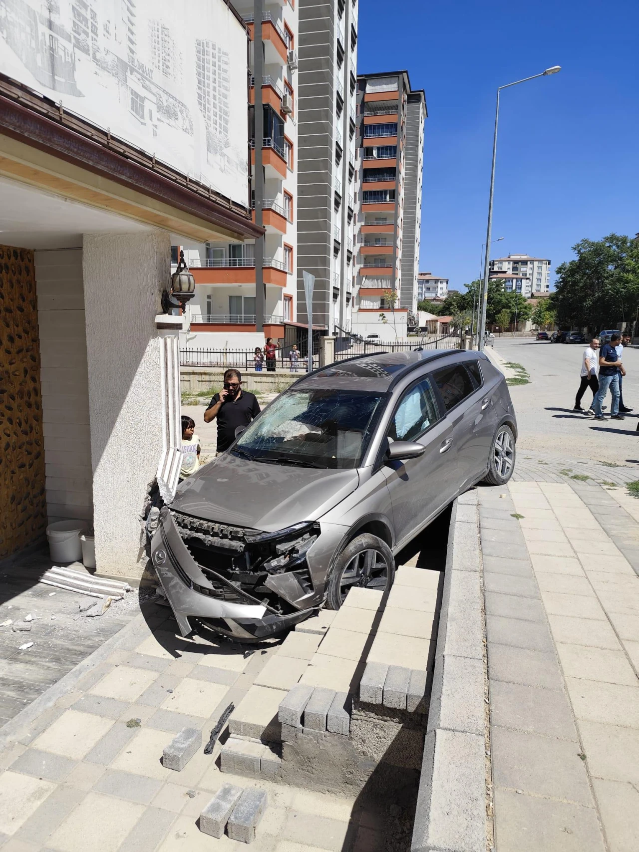 Direksiyon hakimiyetini kaybedince eve çarptı