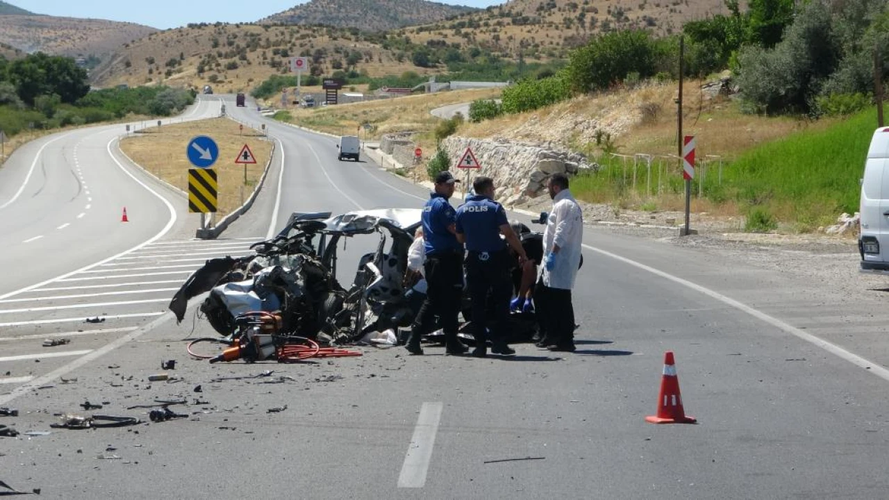 Malatya'da hafriyat kamyonu ile otomobil çarpıştı: 1 ölü, 2 yaralı
