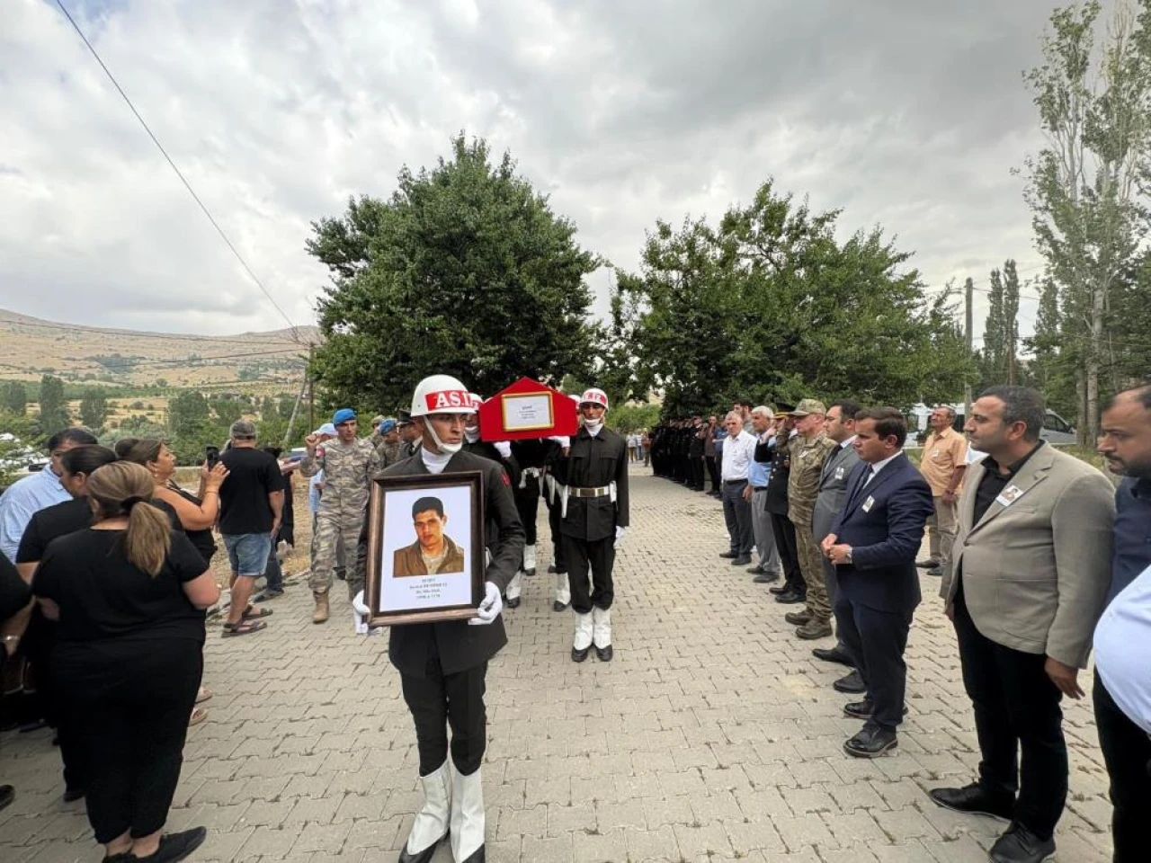 Şehit Kemal Demirbaş'ın naaşı 26 yıl sonra aile mezarlığına nakledildi