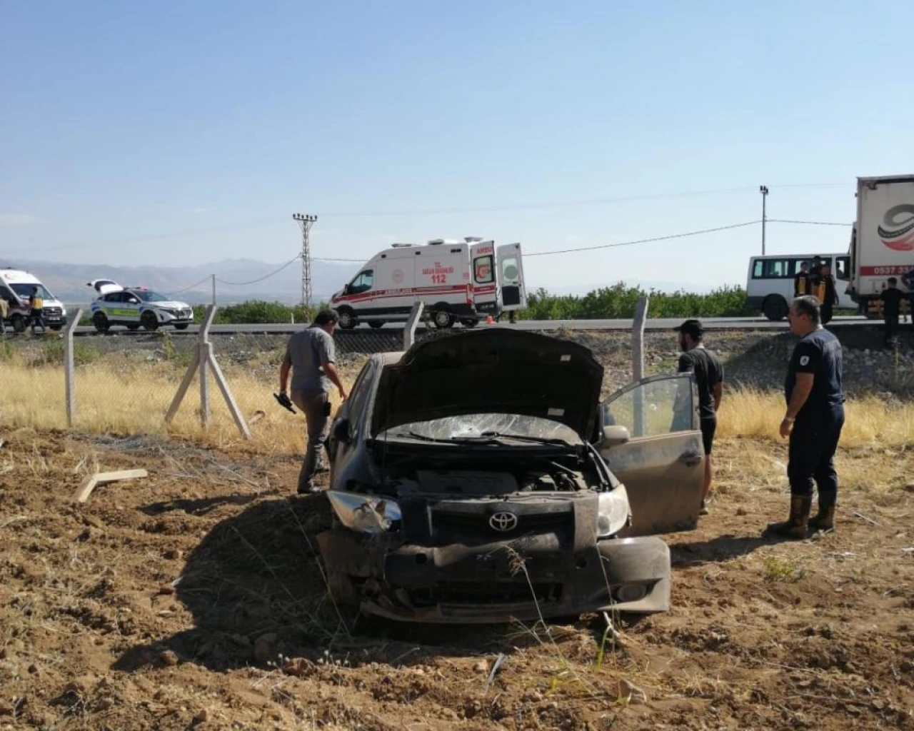 Malatya'da kontrolden çıkan otomobil bahçeye uçtu: 3 yaralı